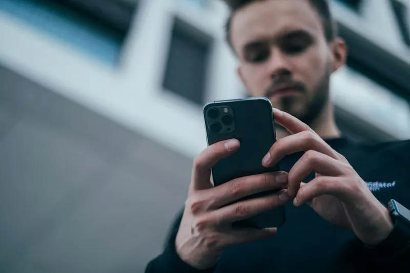 Cliente usando su teléfono